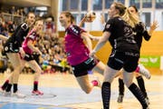 Gianna Calchini (Mitte) setzt sich gegen Laura Oberli (rechts) vom LC Brühl durch. (Bild: Philipp Schmidli (Nottwil, 17. März 2018))