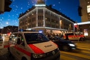 Die Polizei ist mit einem Grossaufgebot vor Ort. (Bild: Keystone)