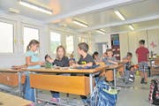 Die Primarschüler der dritten und vierten Klasse haben sich im Container eingerichtet. (Bild: Matthias Piazza (Ennetmoos, 21. August 2017))