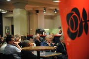 Rund hundert Gewerkschafter und Genossen lauschten den Ausführungen der 1.-Mai-Redner. (Bild: Urs Hanhart / Neue UZ)