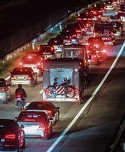 Die neuen Daten sollen Angaben dazu liefern, wie viel Zeit Verkehrsteilnehmer bei Stau für eine Strecke brauchen. (Bild: Samuel Golay/Keystone (Ambri, 17. April 2017))