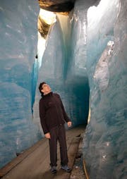 Philipp Carlen in der Eisgrotte: Der Klimawandel macht der Sehenswürdigkeit am Furkapass zunehmend zu schaffen. (Bild Manuela Jans)
