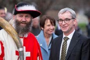 Erich Ettlin (rechts) bei der Feier in Kerns. (Bild Keystone / Alexandra Wey)