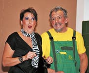 Grossvater Willi Briner (Markus Briker) und die von ihm organisierte Haushaltshilfe Bigi (Daniela Ferrari) diskutieren den Arbeitsauftrag. (Bild: Thomas Furger (Sisikon, 24. Februar 2018))