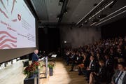 Nach dem Unfall sei Schneider-Ammann in einem anderen Auto nach Pruntrut gefahren, wo er mühelos vor Unternehmern gesprochen und Fragen beantwortet habe. (Bild: Keystone)