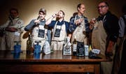 Ein Glas Wein, dann kann es losgehen: Wettstreiter in der ersten Qualifikationsrunde um das weltbeste Fondue. (Bild: Valentin Flauraud/Keystone (Tartegnin, 18. November 2017))