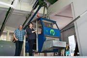 Verwalterin Josy Joller und Betriebsleiter James Odermatt in der Talstation der über 80-jährigen Wiesenbergbahn. (Bild: Corinne Glanzmann / Neue NZ)