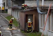 Brandbekämpfung auf dem Dach und vom Boden aus. (Bild: Geri Holdener, Bote der Urschweiz)