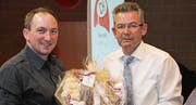 Wendel Loretz, Präsident des Urner Bauernverbandes (links), bedankt sich mit einem Geschenk bei Referent Pierre-André Pittet von Swissmilk. (Bild: Paul Gwerder (Erstfeld, 10. März 2018))