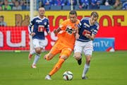 Hat beim FC Luzern einen schweren Stand: Sebastian Schachten (rechts) im Vorrundenspiel gegen GC-Angreifer Caio. (Bild Philipp Schmidli)