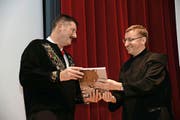 Talammann Martin Odermatt (links) übergibt das erste Buch an Pater Guido Muff, Prior des Klosters Engelberg. (Bilder Robert Hess)