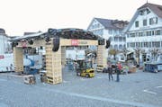 Die Bühne steht schon fast, und der Zeitplan ist eingehalten: Aufbauarbeiten in Stans. (Bild: Franziska Herger (Stans, 22. November 2017))