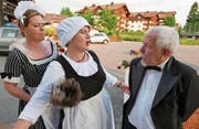 Stubenmädchen, Köchin und Kellner berichten über die Menüwahl der Gäste vor 100 Jahren. Von links: Tanya Schläpfer, Esther Truttmann und Paul Truttmann. (Bild: Christoph Näpflin (Seelisberg, 19. Juni 2017))