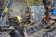 Sanierungsarbeiten an der 100-jährigen Husenbachbrücke (oben) und an einer Trockensteinmauer unterhalb «Käppeli». (Bilder Robert Hess)