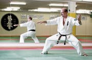 Karateka Klaus Ming im Trainingsraum des Karate Do Obwalden. (Bild: Corinne Glanzmann (Sarnen, 18. August 2015))