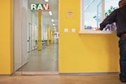 Der Gang aufs Regionale Arbeitsvermittlungszentrum fällt vielen Arbeitslosen schwer. (Symbolbild: Gaetan Bally/Keystone)
