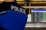 Am Flughafen in Brüssel werden die Sicherheitsmassnahmen verstärkt. Im Symbolbild: Ein Polizist am Flughafen Genf im März 2016. (Bild: KEYSTONE/Cyril Zingaro)