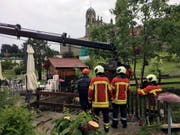 Johannesbächli trat über die Ufer: Feuerwehreinsatz vor dem Kloster Einsiedeln. (Bild: Benno Kälin, TeleZüri)