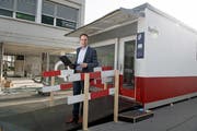 Ivan Buck, Leiter Marketing und Verkauf der ZB, vor dem Container, der seit Donnerstag in Betrieb ist. (Bild: Corinne Glanzmann (Stans, 30. August 2017))