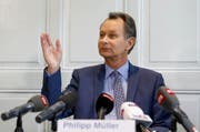 Philipp Müller spricht an einer Medienkonferenz in Bern über seinen Rücktritt. (Bild: Keystone / Peter Klaunzer)