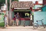 Nach einer kurzen Phase der Liberalisierung haben es Kleinunternehmer in Kuba wieder schwerer. (Bild: Phil Crean/Alamy (Vinales, 23. November 2016))