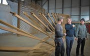 Sie haben die Skulptur gebaut (von links): Produktionsleiter Michel Fauth, Inhaber Andreas Rohrer und Projektleiter Joel Koch. (Bild: Corinne Glanzmann (Kägiswil, 6. März 2018))