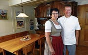 Rita und Beat Murer in der «Rössli»-Gaststube in Beinwil. (Bild: Werner Schelbert (24. Oktober 2017))