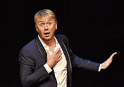 «Der Körper erzählt eine Geschichte»: Massimo Rocchi auf der Bühne. (Bilder: Gerry Ebner und Mike Kessler/profifoto.ch)