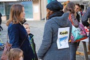 Drei Studentinnen stellten sich am Samstag in Altdorf den Fragen zum Thema Verschuldung.Bild: Philipp Zurfluh (Altdorf, 22. Oktober 2016)