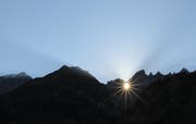 Das Spektakel beginnt und die Sonne bahnt sich ihren Weg durchs Martinsloch. (Bild: Stefanie Nopper / Luzernerzeitung.ch)