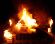 Flammen schlagen aus dem Gebäude. (Bild: Geri Holdener)