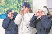 Fürs «Chäszänne» werden alle mit einem Stück Käse belohnt. (Bild: Edi Ettlin (Beckenried, 12. November 2017))