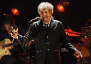 Bob Dylan während eines Konzerts im Jahr 2012 in Los Angeles. Ob Dylan den Literaturnobelpreis in Stockholm nachträglich abholt ist unklar. (Bild: Keystone/Chris Pizello)
