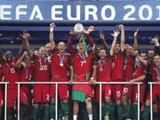 Der Moment des Triumphs für Cristiano Ronaldo und seine Teamkollegen (Bild: KEYSTONE/AP/THANASSIS STAVRAKIS)