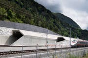 Ein Zug beim Eingang zum Gotthard-Basistunnel in Erstfeld. Erstfeld ist eines der Festgelände vom Mittwoch. (Bild: EPA (Symbolbild))