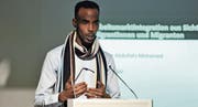 Mohammed Hussein Abdullahi kam 2009 in die Schweiz und berichtete am Urner Integrationstag von seinen Erfahrungen auf dem Arbeitsmarkt. (Bild: Urs Hanhart (Altdorf, 14. November 2017))