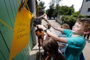 Ferienpass-Reporter Elia De Gobbi macht sich an einer Installation mit Puppen zu schaffen. (Bild: Stefan Kaiser)