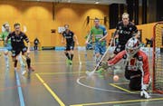 Thurgau-Goalie Yanick Altwegg klärt vor dem Sarner Robin Markström (rechts). (Bild: Simon Abächerli (Sarnen, 16. Dezember 2017))