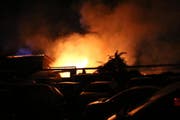 Bei dem Brand wurden 30 Autos zerstört. (Bild: Kantonspolizei Zürich)