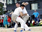 Der Ufhuser Werner Suppiger (links) sicherte sich mit dem Sieg gegen Andi Imhof (Bürglen) die Bronzemedaille. (Bild Werner Schelbert)