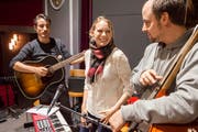 Fleur Magali bespricht die Arrangements fürs Konzert mit Joel Kuster (links) und Claudio Berger. (Bild: Edi Ettlin (Buochs, 4. Oktober 2017))