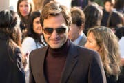 Bereits am Dienstag war Roger Federer in Paris. Hier besucht er gerade die Chanel-Show von Karl Lagerfeld. (Bild: EPA/CAROLINE BLUMBERG)