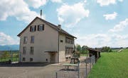 Das Schulhaus Alikon steht zum Verkauf. (Bild: Maria Schmid (4. Mai 2017))