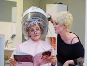 Das Theaterwärch bei der Probe: Kundin Anna Röthlin (Margrit Walpen) und Coiffeuse Rita Gerig (Luzia Gisler, rechts) im Gespräch. (Bild: Marion Wannemacher (Stans, 25. März, 2017))