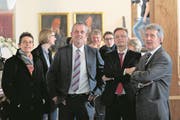 Der 1. Wahlgang für den neuen Regierungsrat im Kanton Nidwalden. Aufgenommen am Sonntag den 28.02.201 im Rathaus in Stans. Walter Odermatt, SVP Kandidat (2. v. l.),Conrad Wagner, Grüne, Kandidat , Sepp Durrer, FDP Kandidat. Bild Roger Zbinden Neue NZ / 28.02.2016 (Bild: Roger Zbinden (Stans, 28. Februar 2016))
