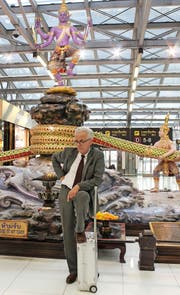 Martin Hess: Seit zehn Jahren immer wieder unterwegs auf der Suche nach Volkskultur – hier auf dem Flughafen in Bangkok. (Bild Roberta Fischli)