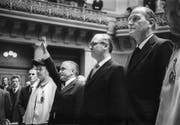 Am 5. Dezember 1973 werden Hans Hürlimann, CVP (Mitte), Georges-André Chevallaz, FDP (links), und Willi Ritschard, SP, als neue Bundesräte vereidigt. (Bild: Keystone)