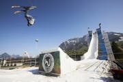 Einer der Freestyler kopfüber beim Springen. (Bild: Jakob Ineichen)