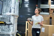 Die 16-jährige Kantonsschülerin Charlotte Brügger ist eine der 50 Ferienjobbern bei V-Zug. (Bild: Maria Schmid (Zug, 13. Juli 2017))
