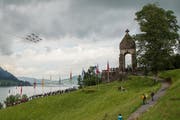 Die PC-7-Staffel überfliegt das Morgarten-Denkmal begleitet von der Live-Musik des Schweizer Militärspiels. (Bild: Christian H. Hildebrand / Neue ZZ)